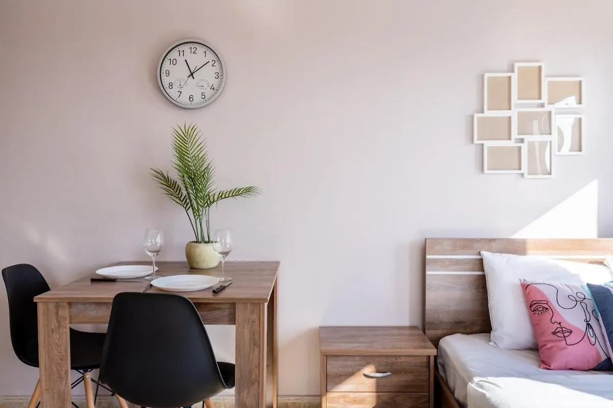 Ani'S Stylish Studio W Terrace In 라르나카
